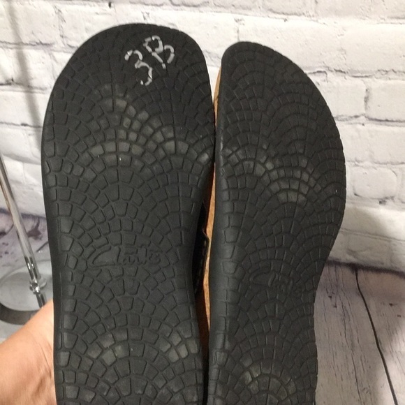 Clarks Patent and cork Flip flops sz7m - Picture 4 of 8